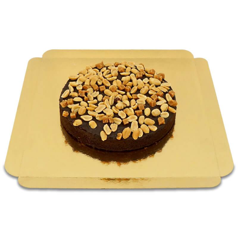 Brownie-tårta med jordnöts- och karamelldekoration