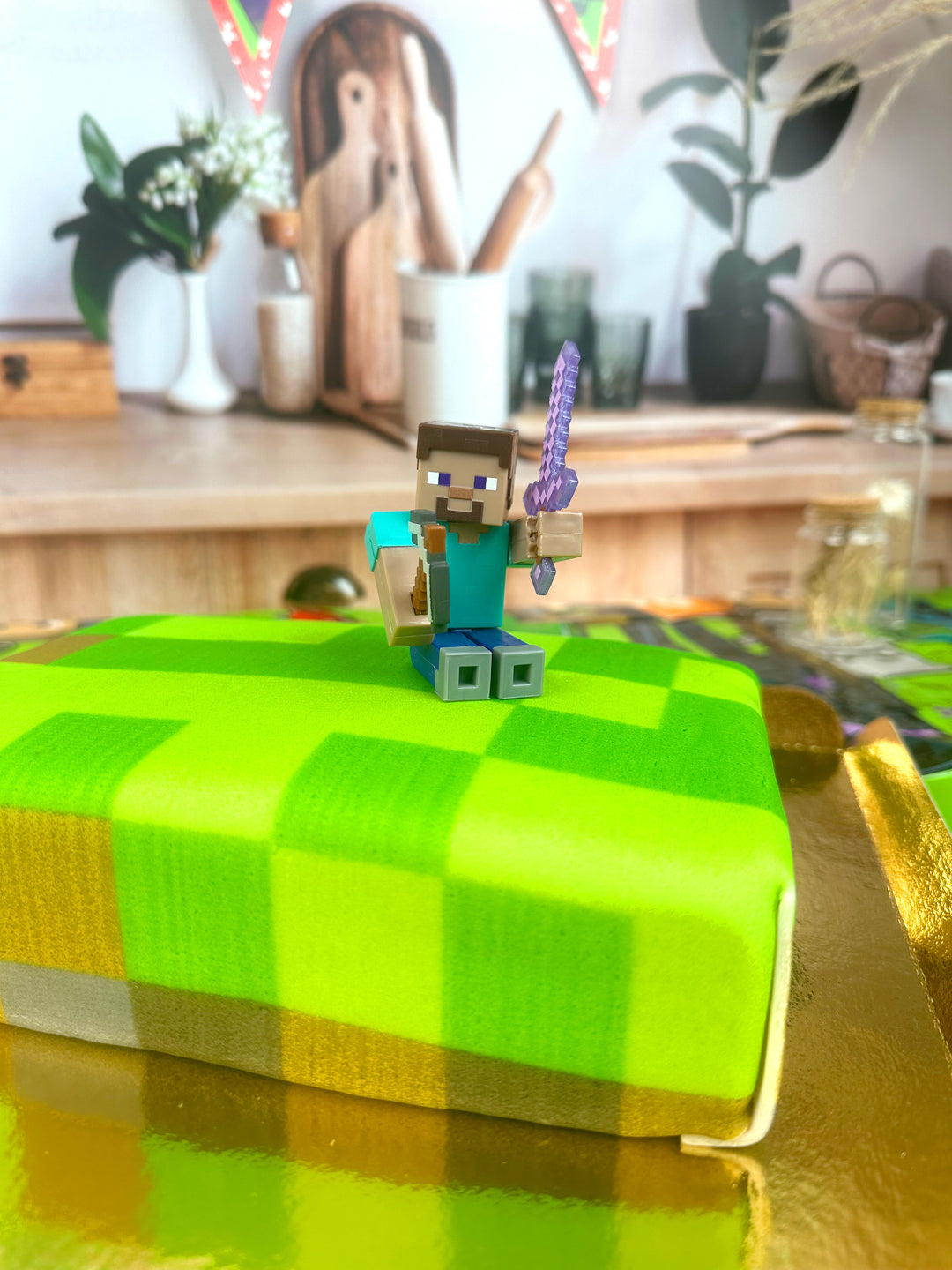 Minecraft®-figur på spelvärldstårta