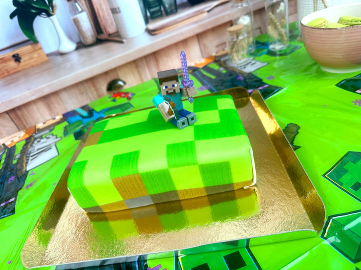Minecraft®-figur på spelvärldstårta
