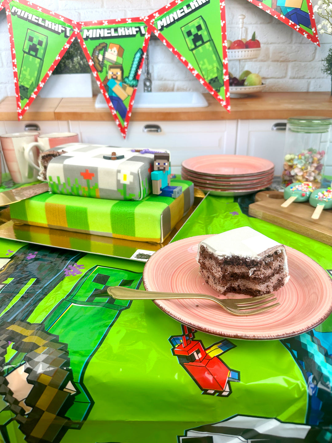 Minecraft® figurer på spelvärldstårta i två våningar