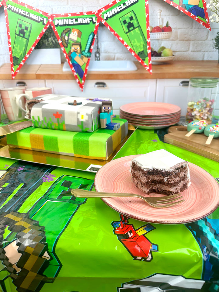 Minecraft® figurer på spelvärldstårta i två våningar
