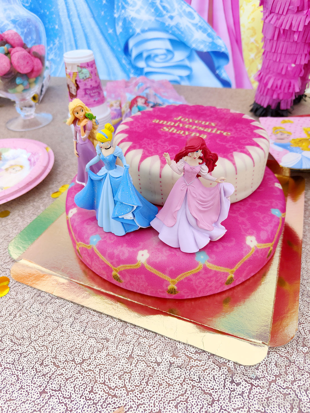 Tre Disney® prinsessor på tvåvåningstårta