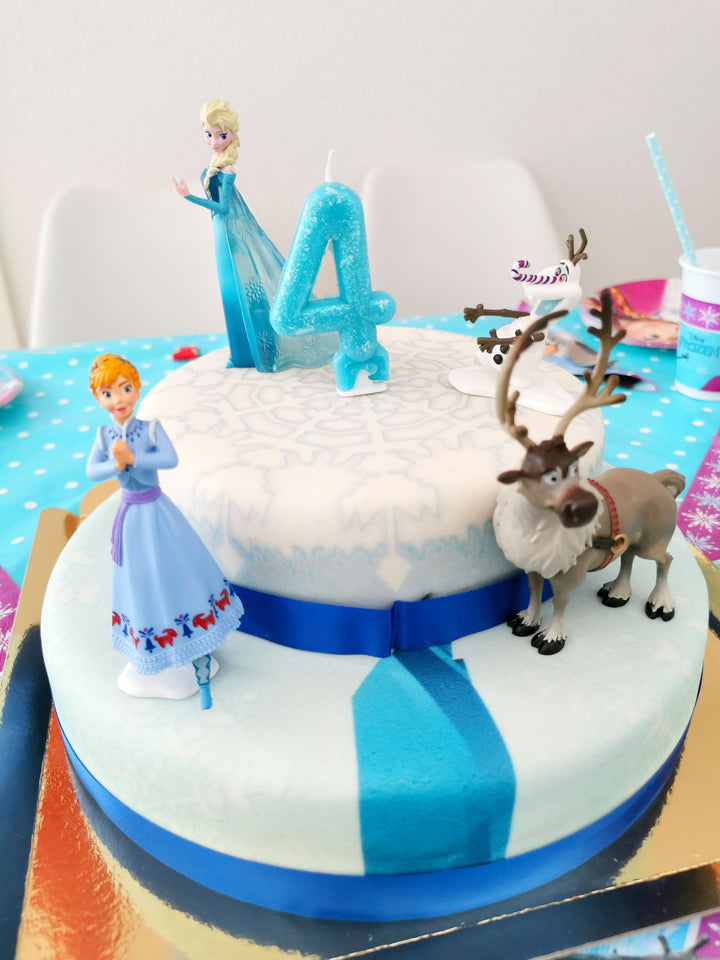 Anna®, Elsa®, Olof® & Sven® från Frost® på tvåvåningstårta