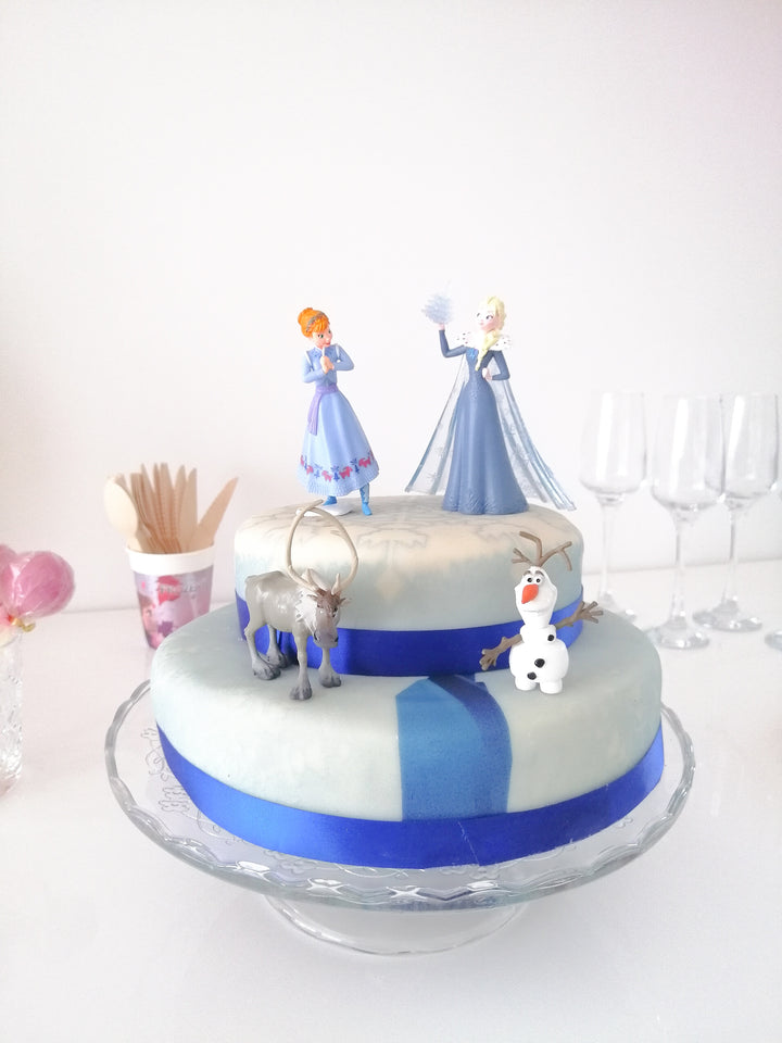 Anna®, Elsa®, Olof® & Sven® från Frost® på tvåvåningstårta