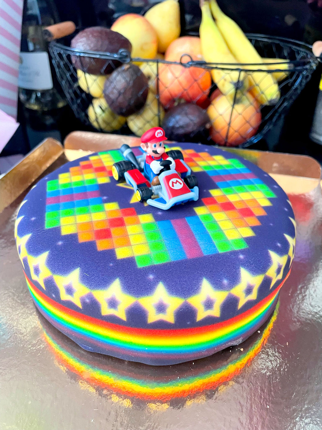 Mario kart® på regnbågsbana-tårta