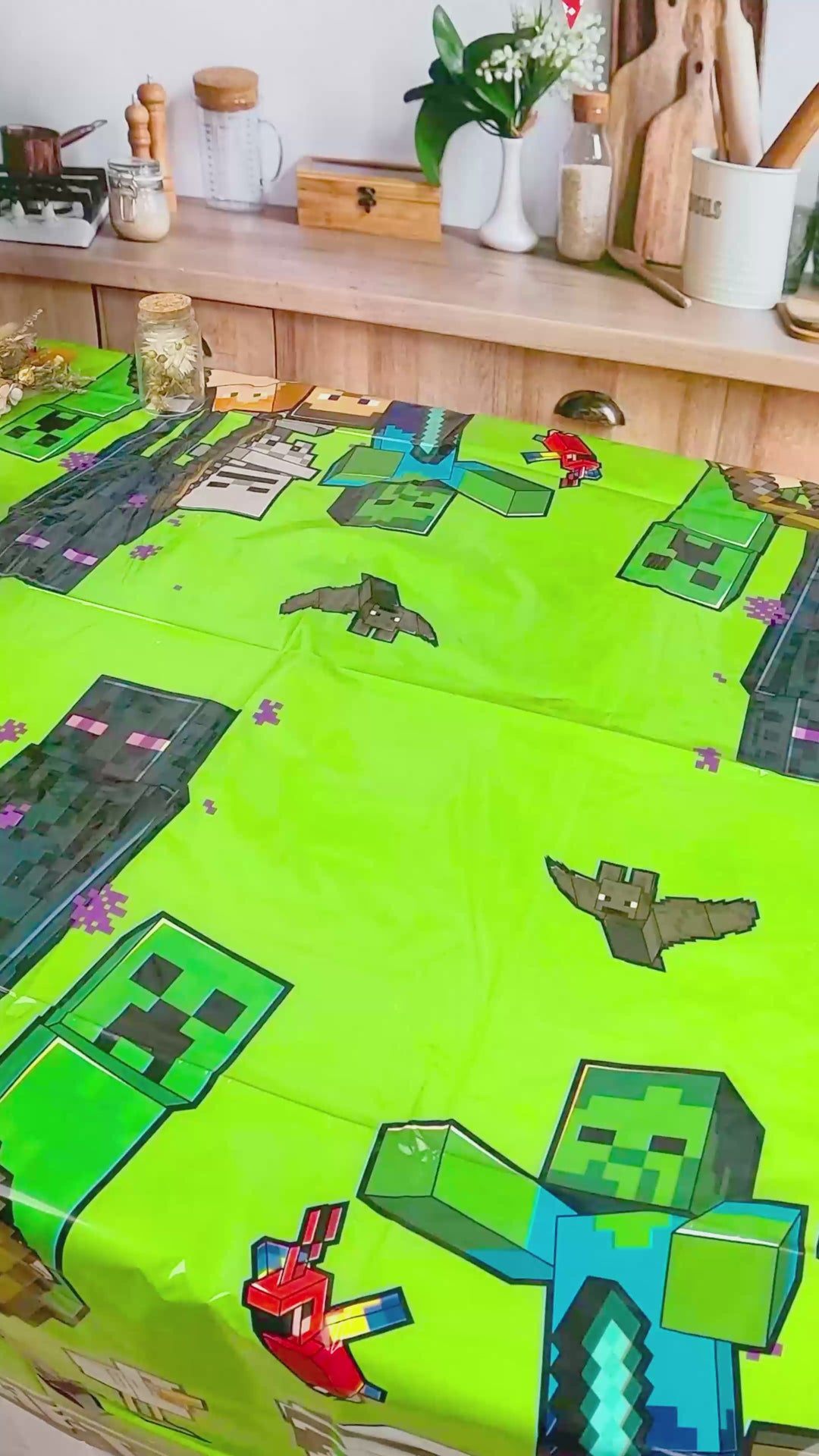 Minecraft®-figur på spelvärldstårta