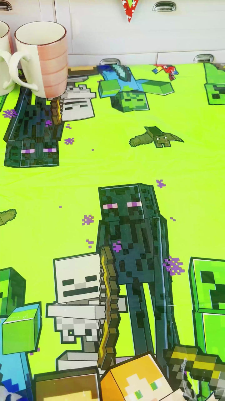Minecraft® figurer på spelvärldstårta i två våningar