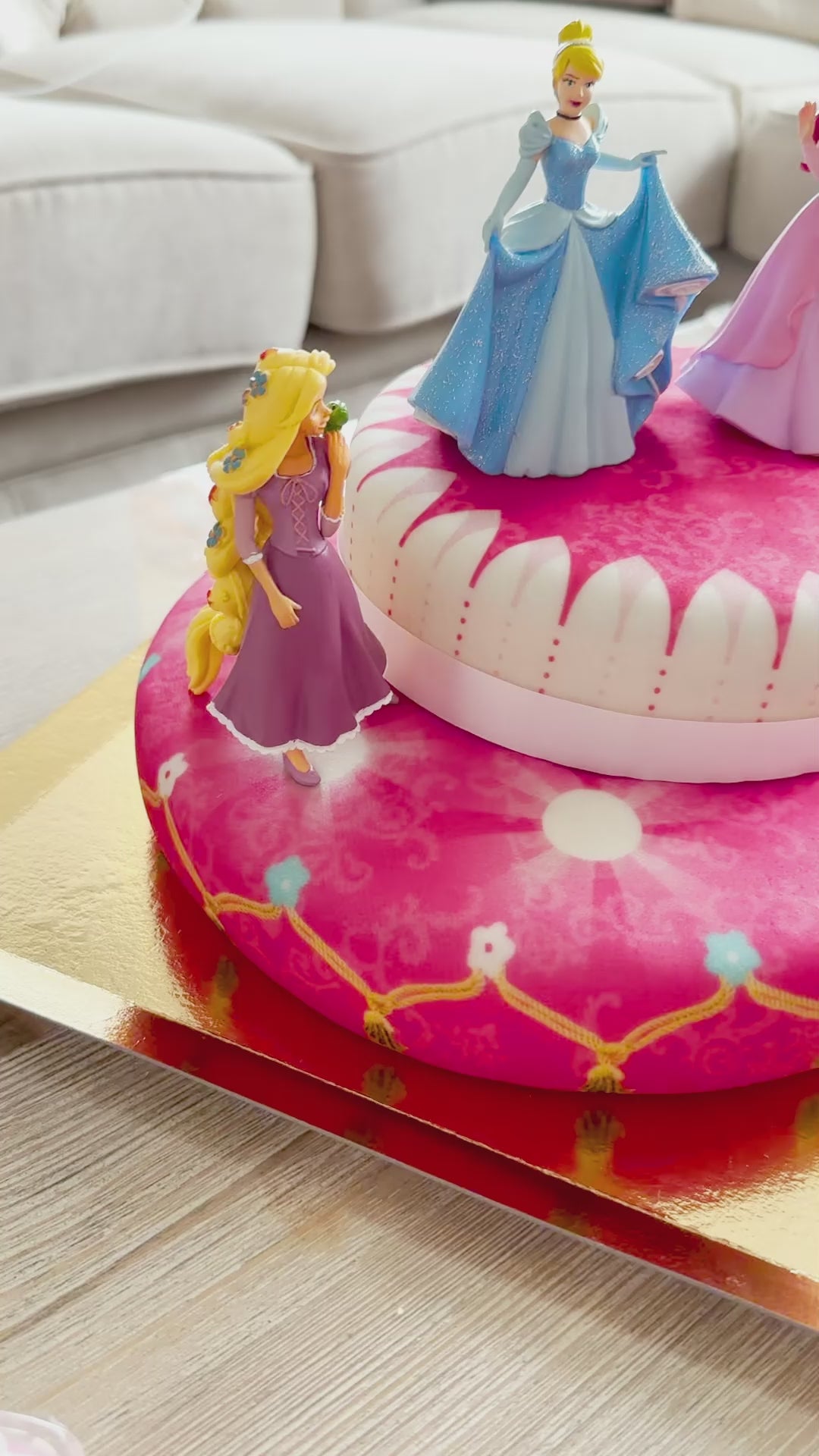 Tre Disney® prinsessor på tvåvåningstårta